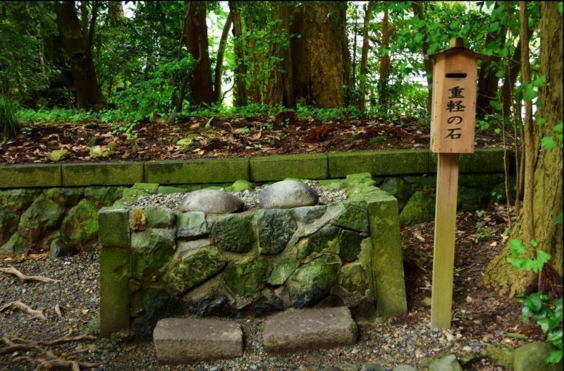 tảng đá may mắn omokaru no ishi